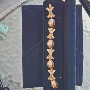 Womens bracelet in gold with faux diamonds and oval pearls